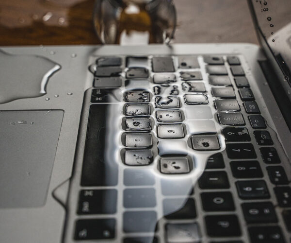 caduta-liquidi-tastiera